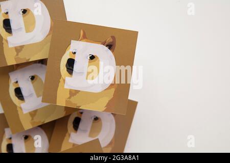 LONDRA, UK - Giugno 2021: Logo Doge o dogecoin criptovaluta su carta Foto Stock