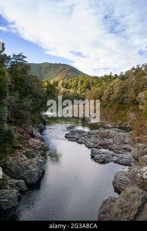 Il fiume Peloro vicino a Havelock, Nuova Zelanda. Scena tranquilla, acqua limpida che scorre attraverso una valle rocciosa circondata da boschi e montagne Foto Stock