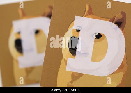 LONDRA, UK - Giugno 2021: Logo Doge o dogecoin criptovaluta su carta Foto Stock