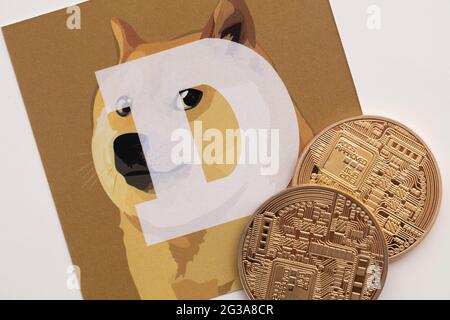 LONDRA, UK - Giugno 2021: Logo Doge o dogecoin criptovaluta su carta Foto Stock