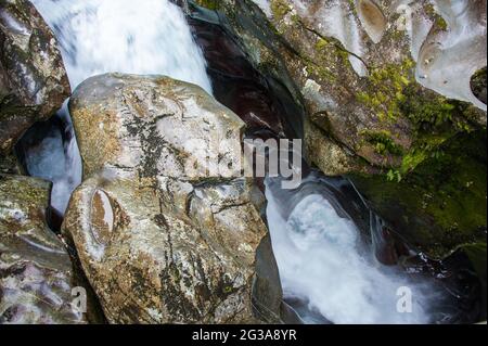 Il Chasm, gap naturale e cascata sul fiume Cleddau, Fiordland National Park vicino te Anau, Nuova Zelanda Foto Stock