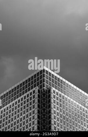 Alto contratto in bianco e nero dettaglio del Canada One Square edificio a Canary Wharf, Londra, Regno Unito Foto Stock