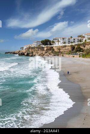 Costa mediterranea a Playa Caletilla, sotto il Balcon de Europa a Nerja, provincia di Malaga, Andalusia, Spagna Foto Stock