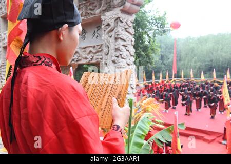 15 giugno 2021, Shijiazhuang, Shijiazhuang, Cina: Il 14 giugno 2021, presso l'Accademia d'Arte di Hebei a Xinle City, Shijiazhuang, provincia di Hebei, gli studenti hanno cantato ''lode di Confucio'' ad Hanfu. Nello stesso giorno, più di un migliaio di insegnanti e studenti dell'Accademia d'Arte di Hebei si sono riuniti nel tempio confuciano di Hanfu per tenere una cerimonia di laurea. Sotto gli auspici della cerimonia di encomiazione, tutti gli studenti recitarono la ''lode confucius'' in parallelo per tre preghiere, e il decano incoronò ogni vincitore di laurea e ottenne un certificato di laurea. (Immagine di credito: © SIPA Asia via Z Foto Stock