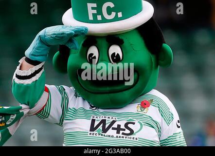 Mascotte di Yeovil il Giant Verde Jolly saluta durante la partita della fa Cup tra Yeovil Town e Crawley Town all'Huish Park di Yeovil. 8 novembre 2014. Foto Stock