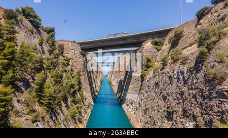 Canale di Corinto guardando da Istmia, Grecia Foto Stock