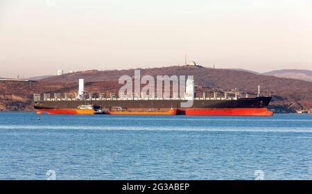 Contenitore vuoto nave cargo in attesa di Vladivostok, Russia Foto Stock