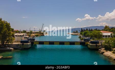 Canale di Corinto guardando da Istmia, Grecia Foto Stock