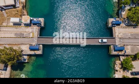 Canale di Corinto guardando da Istmia, Grecia Foto Stock