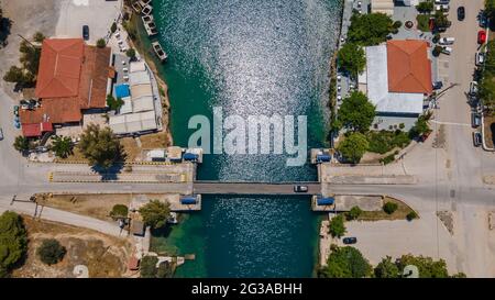 Canale di Corinto guardando da Istmia, Grecia Foto Stock