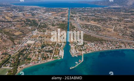 Canale di Corinto guardando da Istmia, Grecia Foto Stock