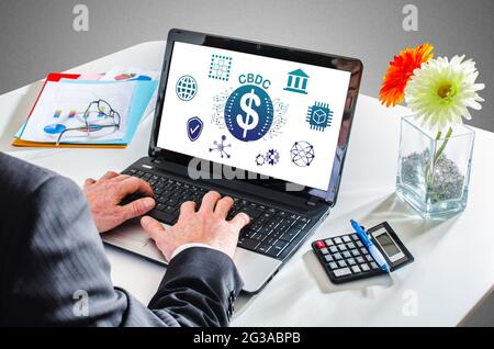 Uomo che scrive su un laptop mostrando un concetto di cbdc Foto Stock