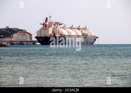 Malta Energy Crisis- Armada LNG Mediterranea - unità di stoccaggio e rigassificazione di gas galleggiante - serbatoio di stoccaggio adiacente alla centrale elettrica di Delimara - Foto Stock