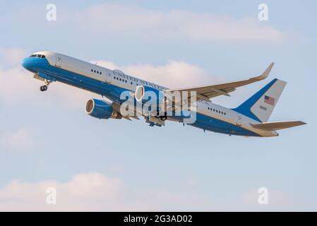 United States Air Force Boeing C-32A decollo dall'aeroporto di Londra Heathrow dopo la visita a Londra del presidente americano Joe Biden. Jet del personale di supporto Foto Stock