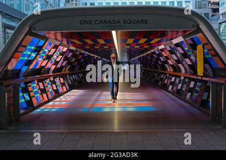 Londra (UK), 10 maggio 2021: Adams Plaza Bridge in Docklands che collega una Canada Square e Crossrail Place, sopra la Elizabeth Crossrail Line Canary Foto Stock