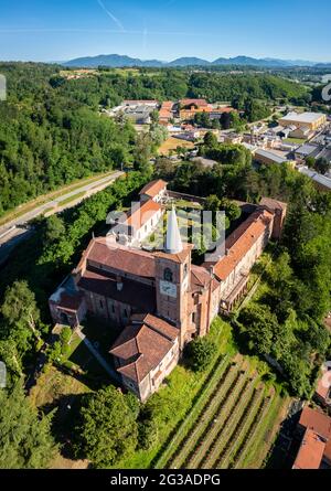 Veduta aerea della chiesa medievale detta Collegiata di Castiglione Olona, provincia di Varese, Lombardia, Italia. Foto Stock