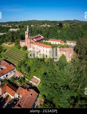 Veduta aerea della chiesa medievale detta Collegiata di Castiglione Olona, provincia di Varese, Lombardia, Italia. Foto Stock