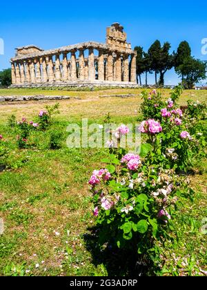 Il tempio greco in stile dorico di Atena - Area archeologica di ​​Paestum - Salerno, Italia Foto Stock