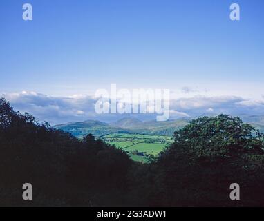 Estate mattina la Conwy Valley vista dalle colline sopra il villaggio di Eglwysbach Conwy Snowdonia Galles del Nord Foto Stock