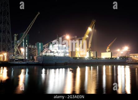 Immagini di Porto Marghera a Venezia con varie vedute dell'area industriale e dello scarico delle merci dalle navi Foto Stock