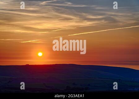 Tramonto su Culbone Hill e Bristol Channel da Dunkery Beacon, Exmoor, Somerset Foto Stock
