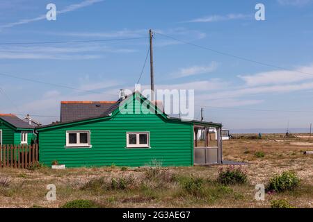 Cottage in legno dipinto di verde sulla Dungeness Estate, Romney Marsh, Kent, Inghilterra, Regno Unito. Foto Stock