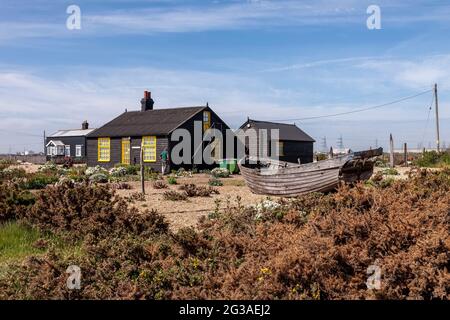 Black e Yellow dipinto cottage in legno sulla Dungeness Estate, Romney Marsh, Kent, Inghilterra, Regno Unito. Foto Stock