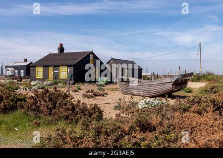 Black e Yellow dipinto cottage in legno sulla Dungeness Estate, Romney Marsh, Kent, Inghilterra, Regno Unito. Foto Stock