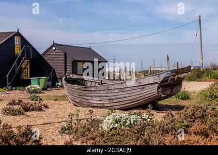 Black e Yellow dipinto cottage in legno sulla Dungeness Estate, Romney Marsh, Kent, Inghilterra, Regno Unito. Foto Stock