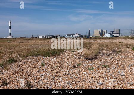 Vista attraverso la Shingle a Dungeness Estate con le nuove centrali faro e potenza, Romney Marsh, Kent, Inghilterra, Regno Unito. Foto Stock