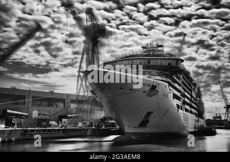 Immagini di Porto Marghera a Venezia con varie vedute dell'area industriale e dello scarico delle merci dalle navi Foto Stock