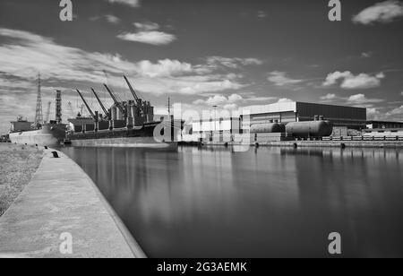 Immagini di Porto Marghera a Venezia con varie vedute dell'area industriale e dello scarico delle merci dalle navi Foto Stock