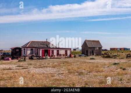 Cottage di legno e capannone di amianto, sulla tenuta di Dungeness, Marsh Romney, Kent, Inghilterra, UK. Foto Stock