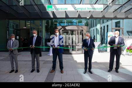 Monaco, Germania. 15 giugno 2021. Bernd Sibler (l-r, CSU), ministro della scienza bavarese, Markus Lerch, direttore medico e presidente del consiglio di amministrazione LMU Klinikum München, Markus Söder (CSU), ministro presidente della Baviera, Bernd Huber, presidente della Ludwig-Maximilians-Universität, E il Karl-Walter Jauch, ex Direttore medico, partecipare ad una cerimonia per l'apertura di LMU Klinikum Innenstadt. L'ospedale universitario interdisciplinare nel centro della città inizia a fornire assistenza ai pazienti. Credit: Sven Hoppe/dpa/Alamy Live News Foto Stock