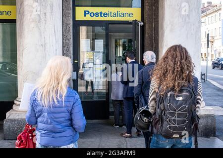 Milano - Lombardia - prenotazione vaccini anti Covid-19 presso l'ufficio postale di postamat. Vaccinazione 75 79 anni. Ufficio postale in Via Salvini (Milano - 2021-0 Foto Stock