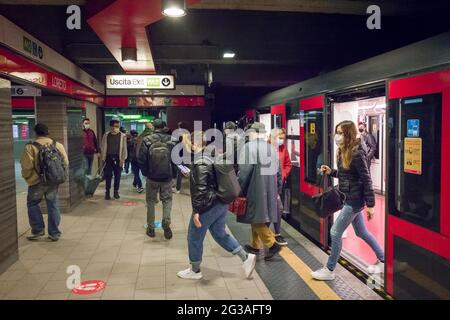 Milano. Metropolitana affollata persone muoversi con i mezzi pubblici COVID restrizioni (Milano - 2021-04-22, CARLO COZZOLI) p.s. la foto e' utilizzabile nel ris Foto Stock