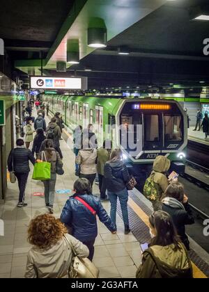 Milano. Metropolitana affollata persone muoversi con i mezzi pubblici COVID restrizioni (Milano - 2021-04-22, CARLO COZZOLI) p.s. la foto e' utilizzabile nel ris Foto Stock