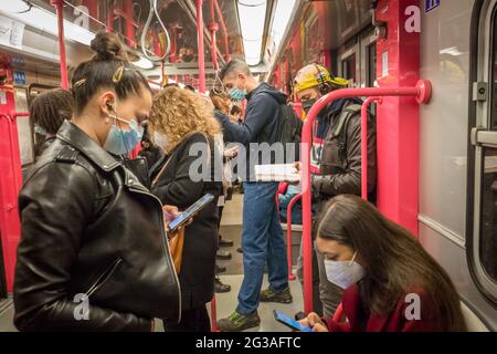 Milano. Metropolitana affollata persone muoversi con i mezzi pubblici COVID restrizioni (Milano - 2021-04-22, CARLO COZZOLI) p.s. la foto e' utilizzabile nel ris Foto Stock