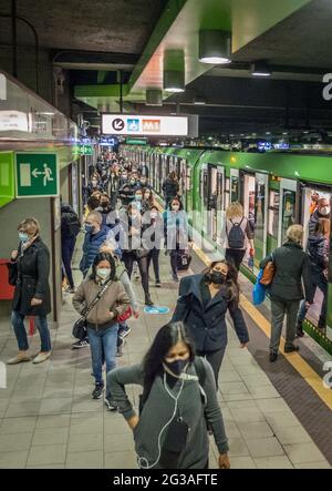 Milano. Metropolitana affollata persone muoversi con i mezzi pubblici COVID restrizioni (Milano - 2021-04-22, CARLO COZZOLI) p.s. la foto e' utilizzabile nel ris Foto Stock