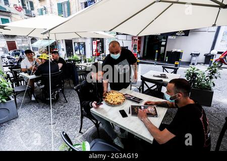 Napoli 26-04-2021 riapertura area gialla per bar e ristoranti con posti a sedere all'aperto nei ristoranti fotografici e pizzerie del vicinato spagnolo Foto Stock