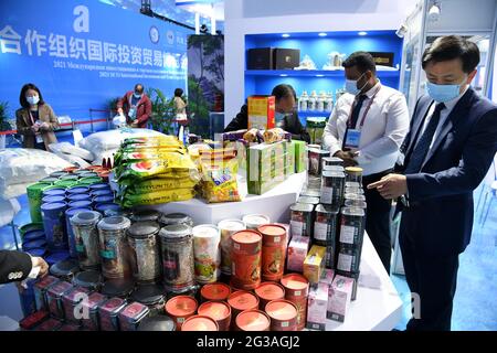 Pechino, provincia cinese di Shandong. 26 Apr 2021. La gente visita la Shanghai Cooperation Organisation (SCO) International Investment and Trade Expo 2021 a Qingdao, Provincia di Shandong della Cina orientale, il 26 aprile 2021. Credit: Li Ziheng/Xinhua/Alamy Live News Foto Stock