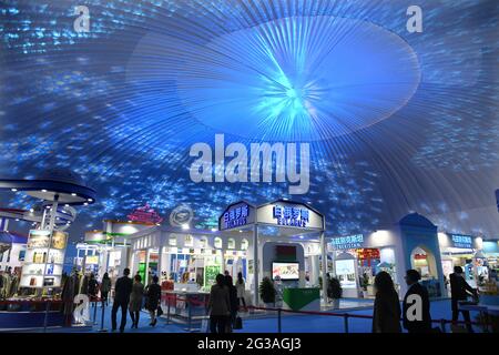 Pechino, provincia cinese di Shandong. 26 Apr 2021. La gente visita la Shanghai Cooperation Organisation (SCO) International Investment and Trade Expo 2021 a Qingdao, Provincia di Shandong della Cina orientale, il 26 aprile 2021. Credit: Li Ziheng/Xinhua/Alamy Live News Foto Stock