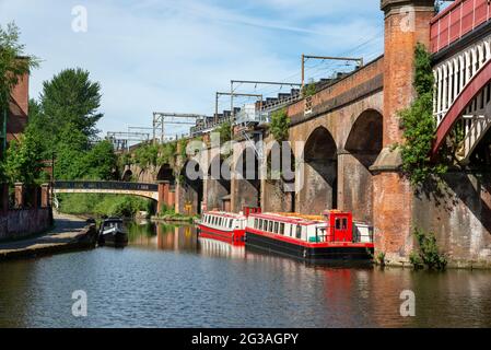 Castlefield Basin, e parco del patrimonio urbano nel centro di Manchester, Inghilterra. Situato intorno ai canali di Bridgewater e Rochdale. Foto Stock