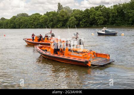 RNLI e gonfiabili sul Tamigi alla stazione di Chiswick Lifeboat, Londra, Inghilterra, Regno Unito Foto Stock