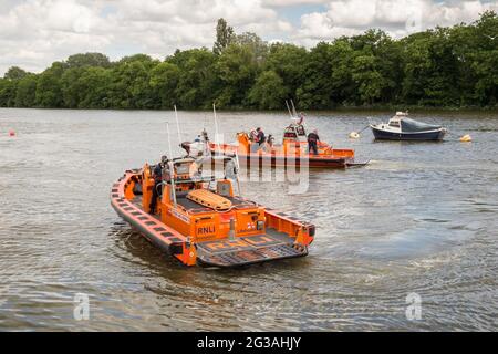 Equipaggio RNLI e gonfiabili sul Tamigi presso la stazione di Chiswick Lifeboat, Londra, Regno Unito Foto Stock