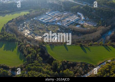 Veduta aerea del villaggio di l'Ametlla de Merola e dei campi e frutteti circostanti (Berguedà, Barcellona, Catalogna, Spagna) Foto Stock