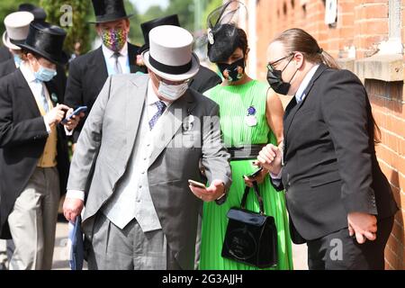 Ascot, Regno Unito, 15 giugno 2021 gli ospiti che arrivano a Royal Ascot 2021. Credit: Doug Peters/EMPICS/Alamy Live News Foto Stock