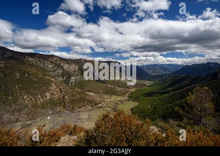 Valle del Cabó vista dal passo Grau de Mas d'Encamp (Boumort, Lleida, Catalogna, Spagna, Pirenei) ESP: Valle de Cabó vista desde la sierra de Boumort Foto Stock