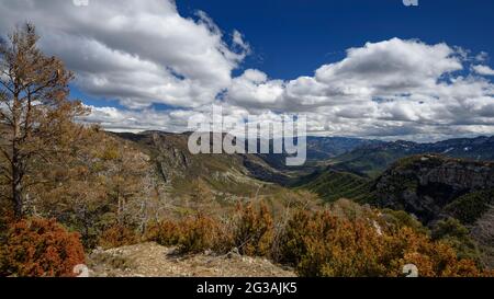 Valle del Cabó vista dal passo Grau de Mas d'Encamp (Boumort, Lleida, Catalogna, Spagna, Pirenei) ESP: Valle de Cabó vista desde la sierra de Boumort Foto Stock