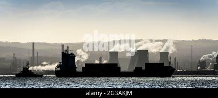 Raffineria di petrolio a Grangemouth sul Firth of Forth come visto da Fife Foto Stock